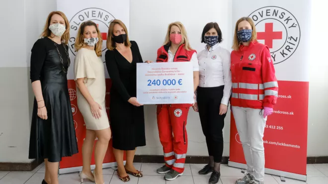 Novartis Slovakia poskytol grant Slovenskému červenému krížu 